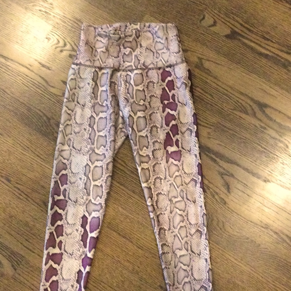 Onzie XS python print leggings